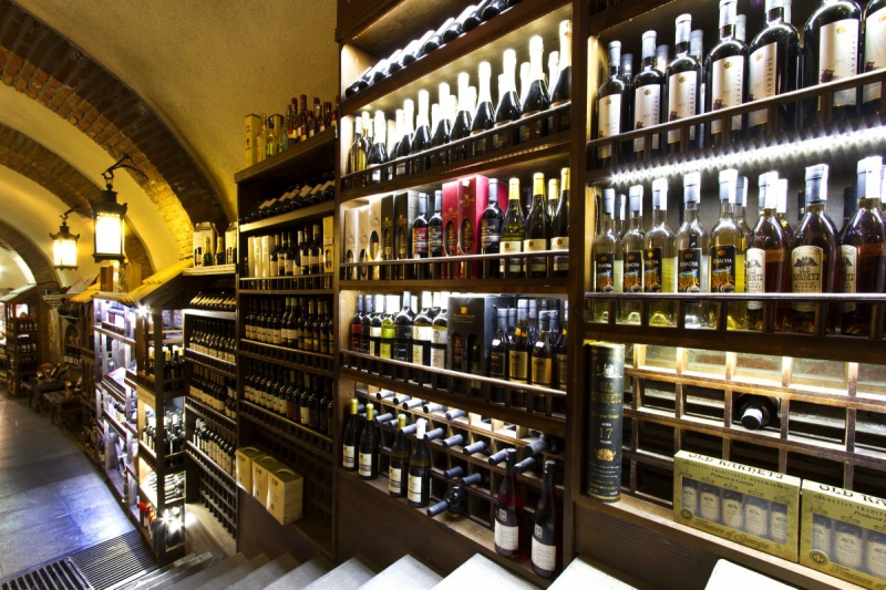 bar-ASPREMONT-min_world_street_travel_shop_canon_georgia_wine_bottles-429767